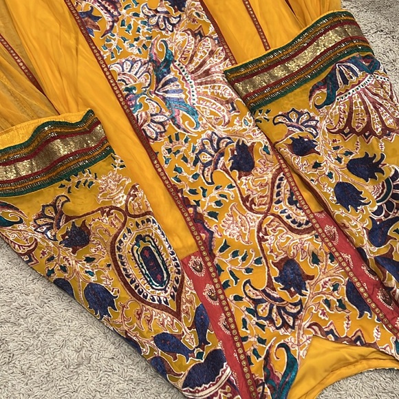 3 Piece Pakistani Suit - Picture 2 of 4